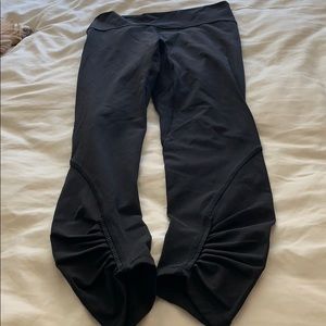 Lululemon black legging with ruching at ankle